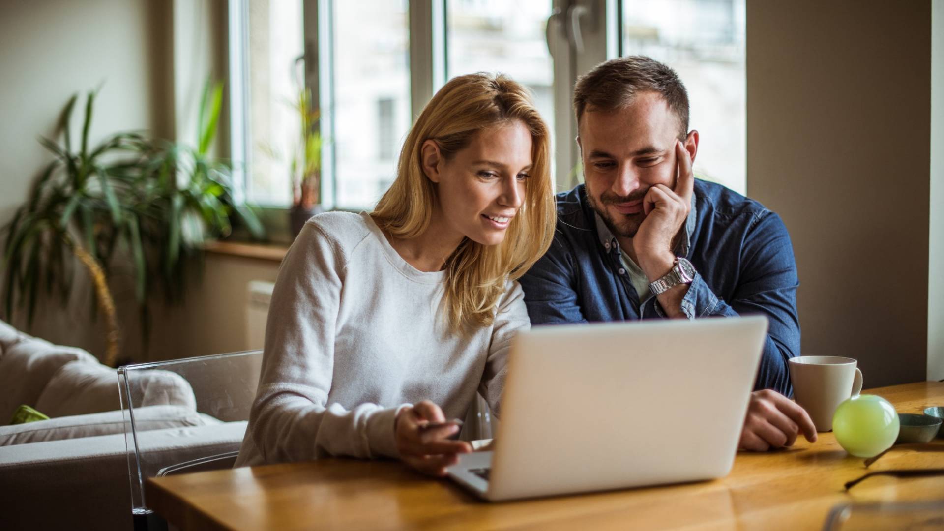 Mann und Frau am Laptop