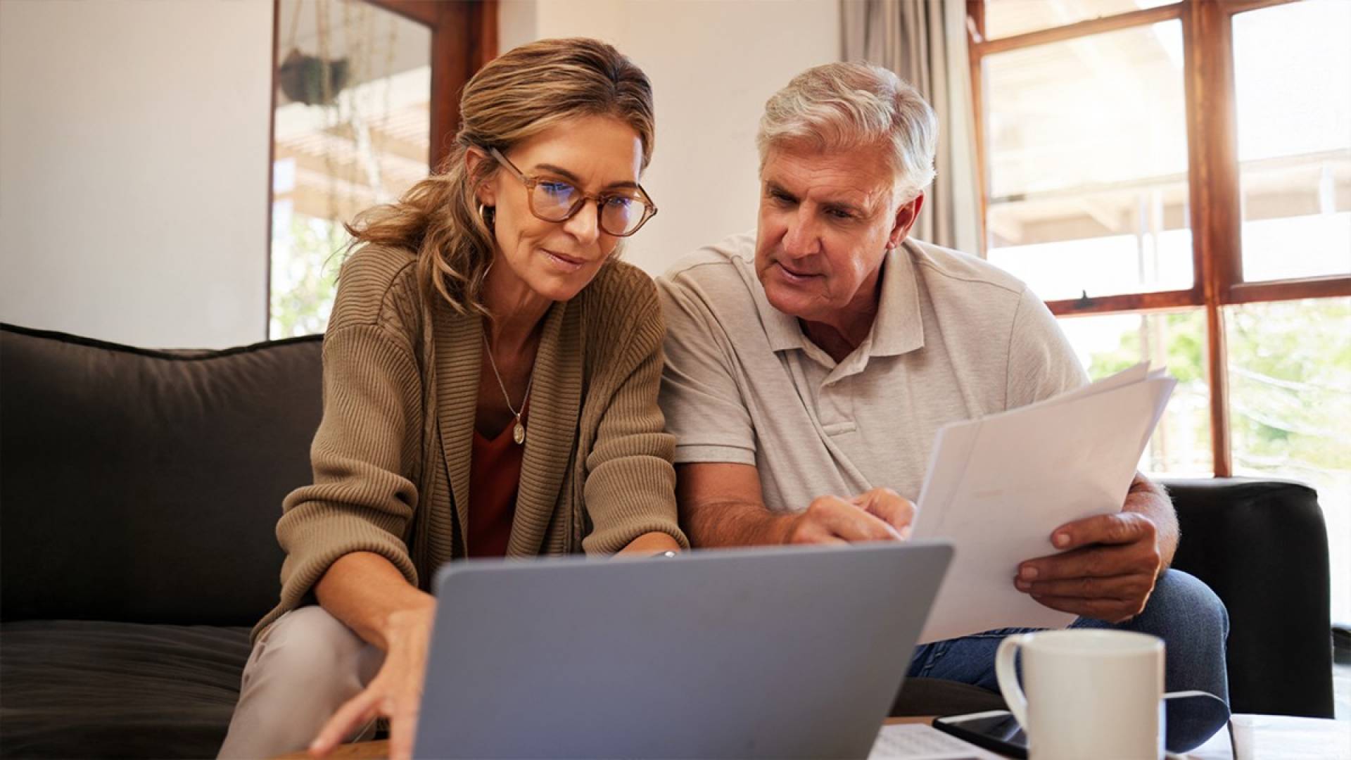 Mann und Frau am Laptop
